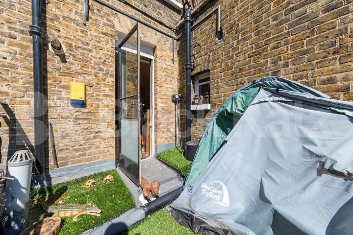 Located in the heart of Crouch End close to an array of amenities Broadway Parade, Crouch End