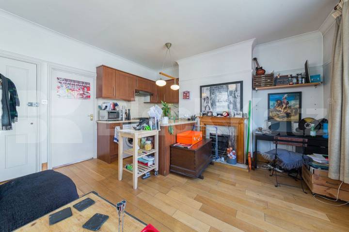 Located in the heart of Crouch End close to an array of amenities Broadway Parade, Crouch End