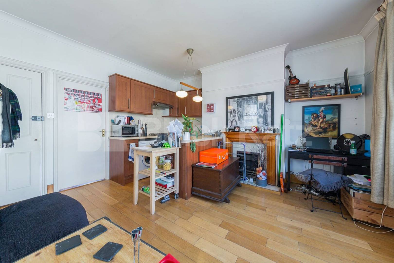 Located in the heart of Crouch End close to an array of amenities Broadway Parade, Crouch End