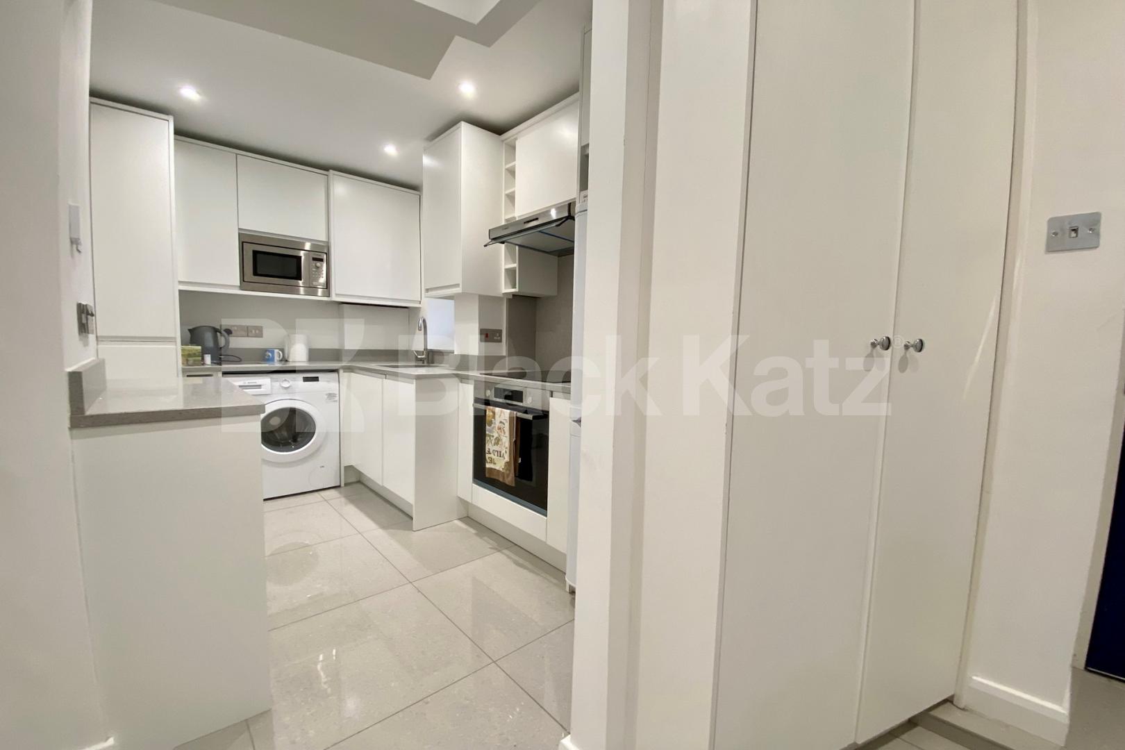 Superbly Located stylish apartment  Tabard Street, London Bridge