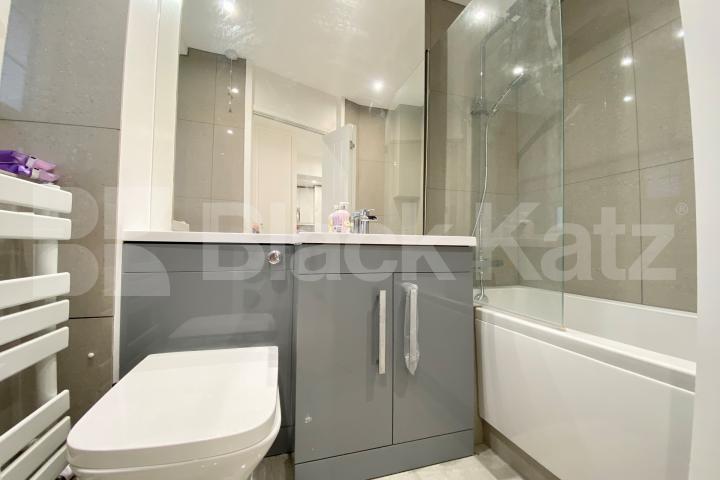 Superbly Located stylish apartment  Tabard Street, London Bridge