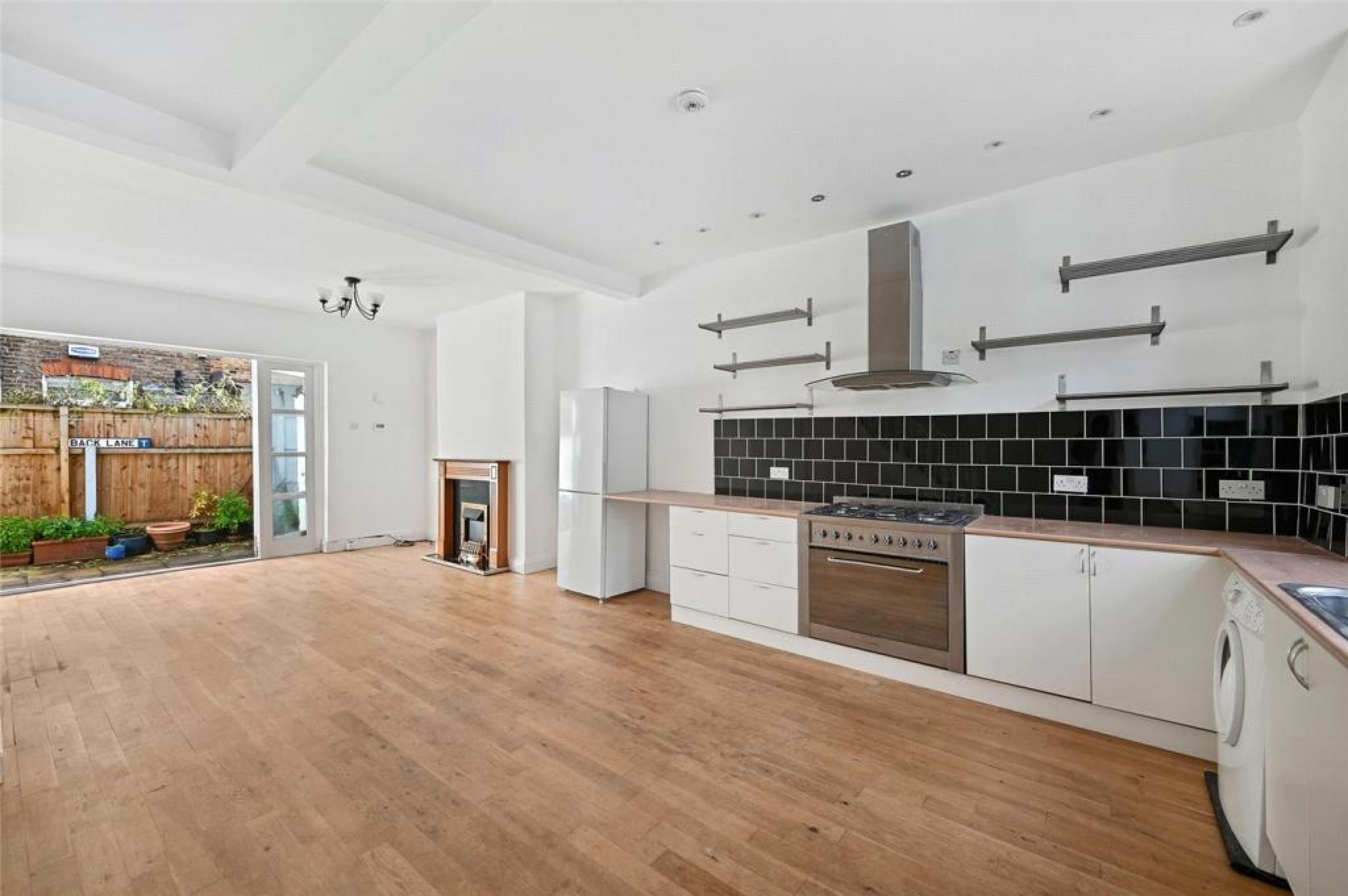 Modern House in Central Location Dewsbury Road, Dollis Hill NW10