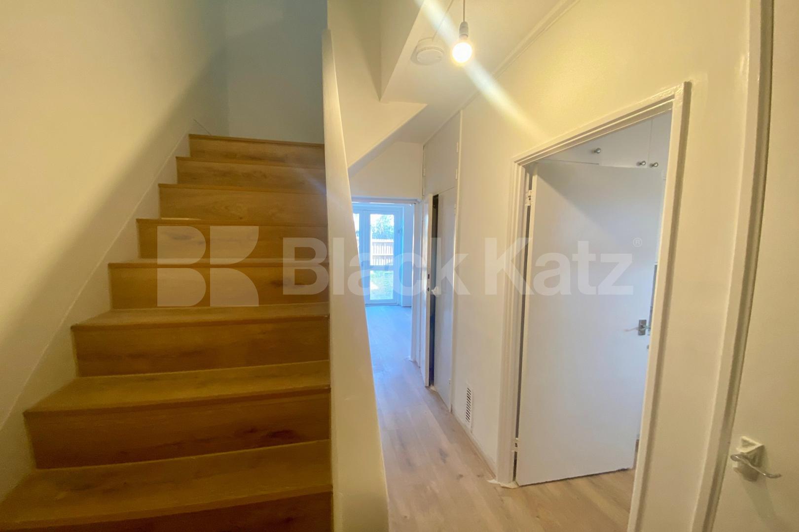 Superbly located & newly redecorated duplex apartment with private patio garden  Burbage Close, Borough 