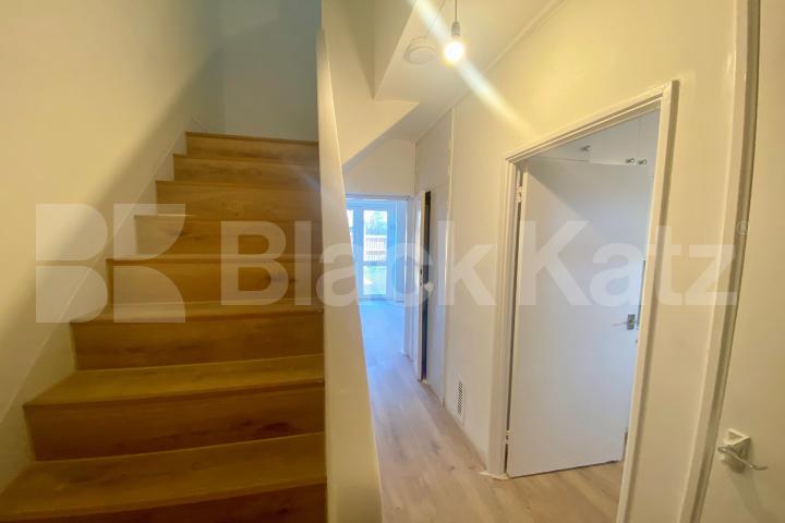 Superbly located & newly redecorated duplex apartment with private patio garden  Burbage Close, Borough 