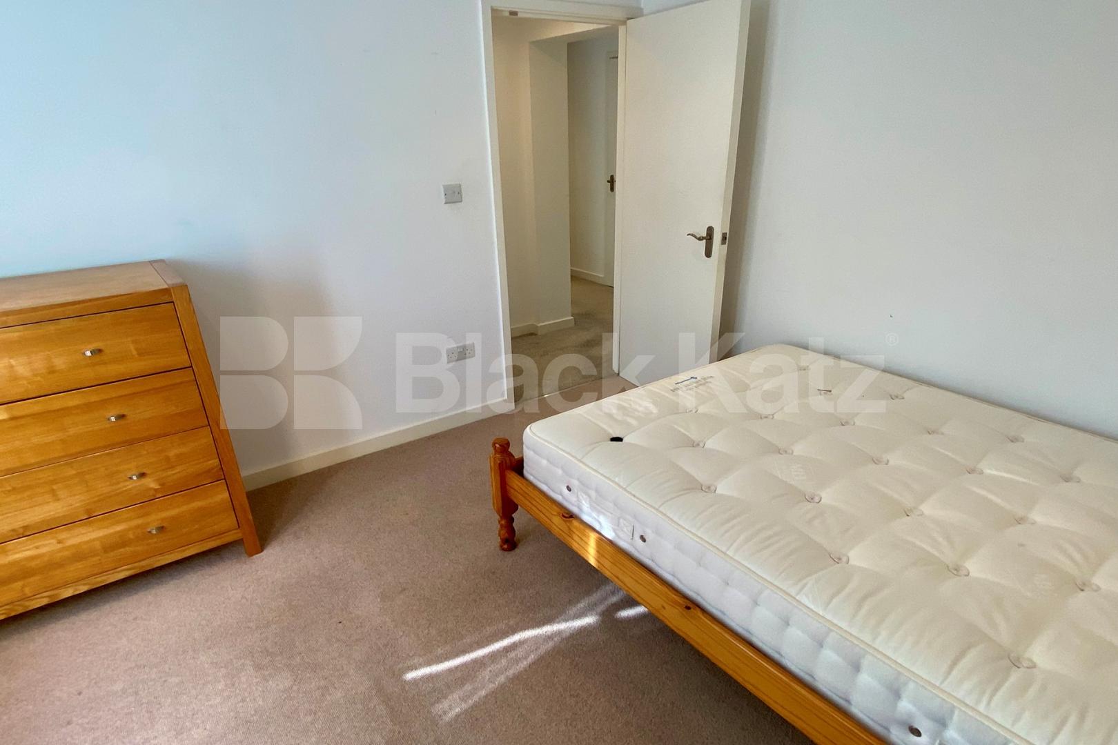 Superbly located, with parking, communal gardens & bicycle storage  Brixton Road, Oval / Brixton 