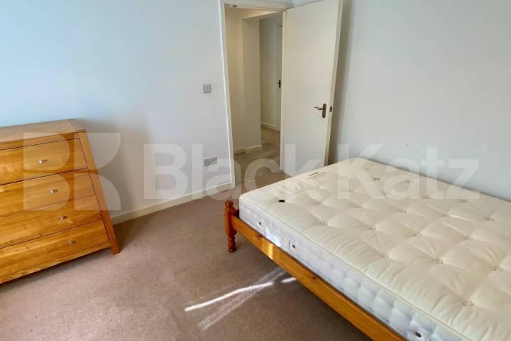 Superbly located, with parking, communal gardens & bicycle storage  Brixton Road, Oval / Brixton 