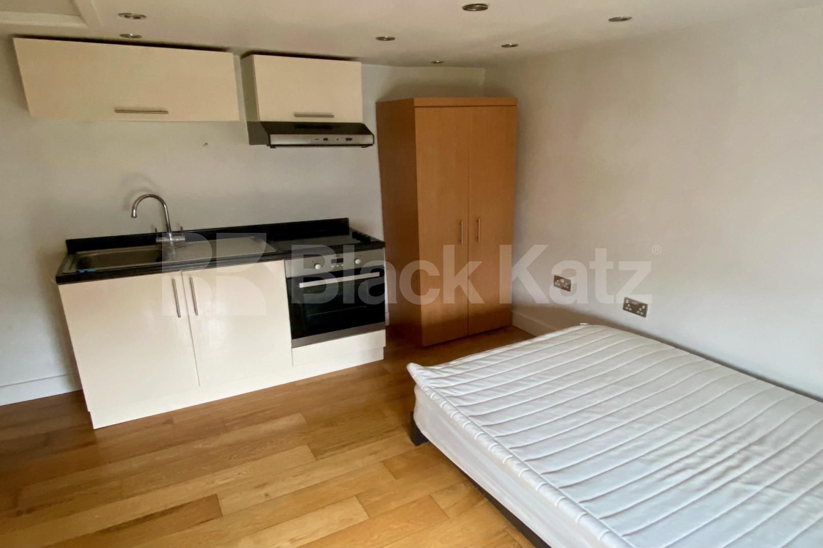 Small but perfectly formed, self contained top floor studio   Upper Tulse Hill, Brixton