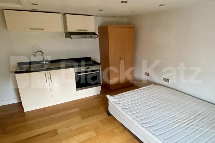 Small but perfectly formed, self contained top floor studio   Upper Tulse Hill, Brixton