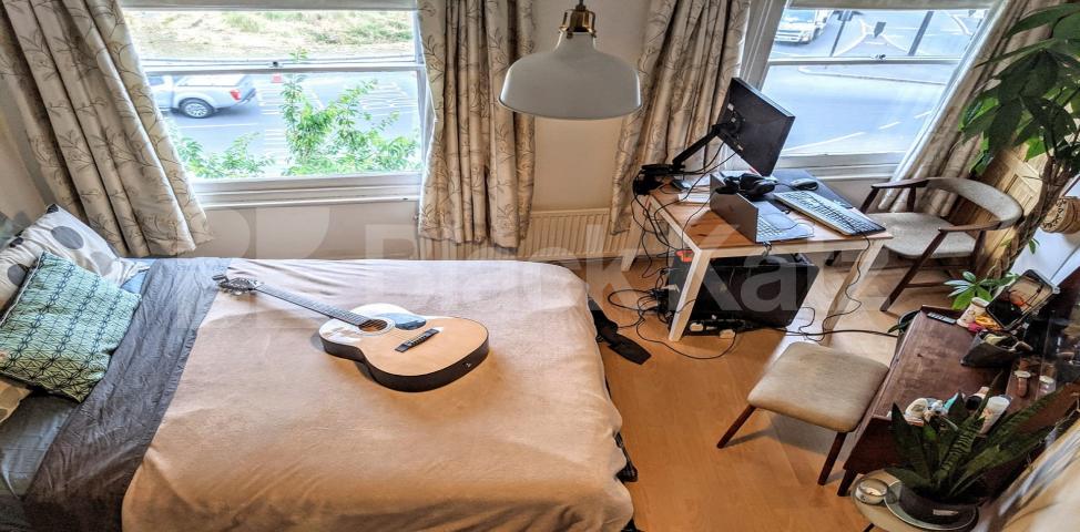 			LET  , 1 Bedroom, 1 bath, 1 reception House			 Queenstown Road, Battersea Park