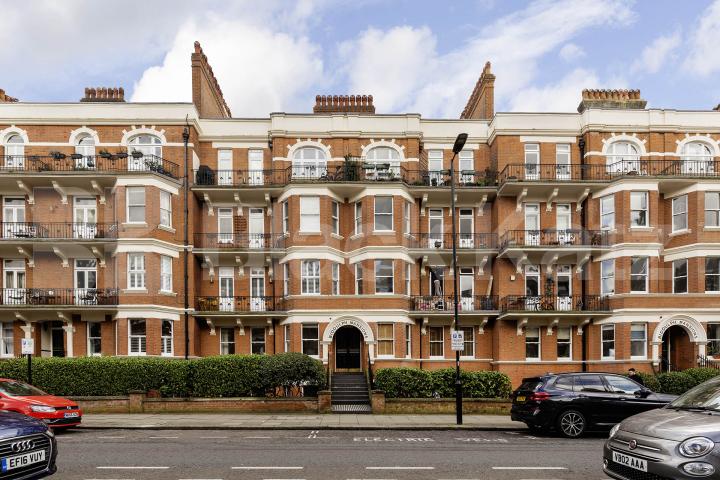 Beautiful three double bedroom property situated in the finest of areas Biddulph Mansions, Elgin Avenue, Maida Vale