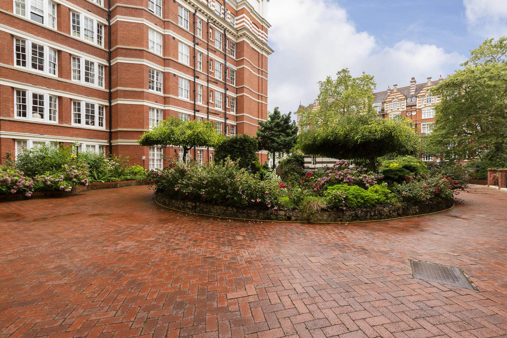 			3 Bedroom, 2 bath, 1 reception Flat			 Rodney Court, Maida Vale