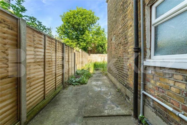 Spacious 3 bedroom garden property located new Archway tube station Fairbridge Road, Archway