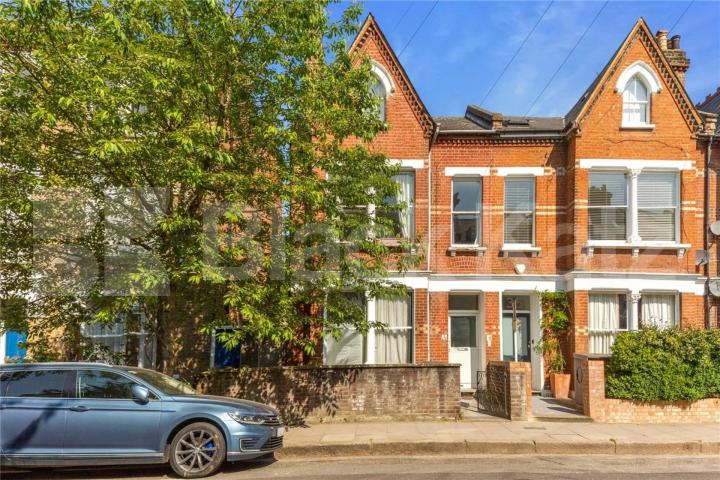 split over 2 floors a spacious 4 bedroom property close to amenities  Fairbridge Road , Archway