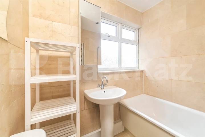 Spacious 3 bedroom garden property located new Archway tube station Fairbridge Road, Archway