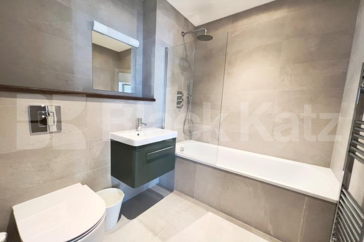 Stylish & contemporary & boasting 830 Sq. Ft. of living & entertaining space The Ceramic Building - Newington Causeway , Borough