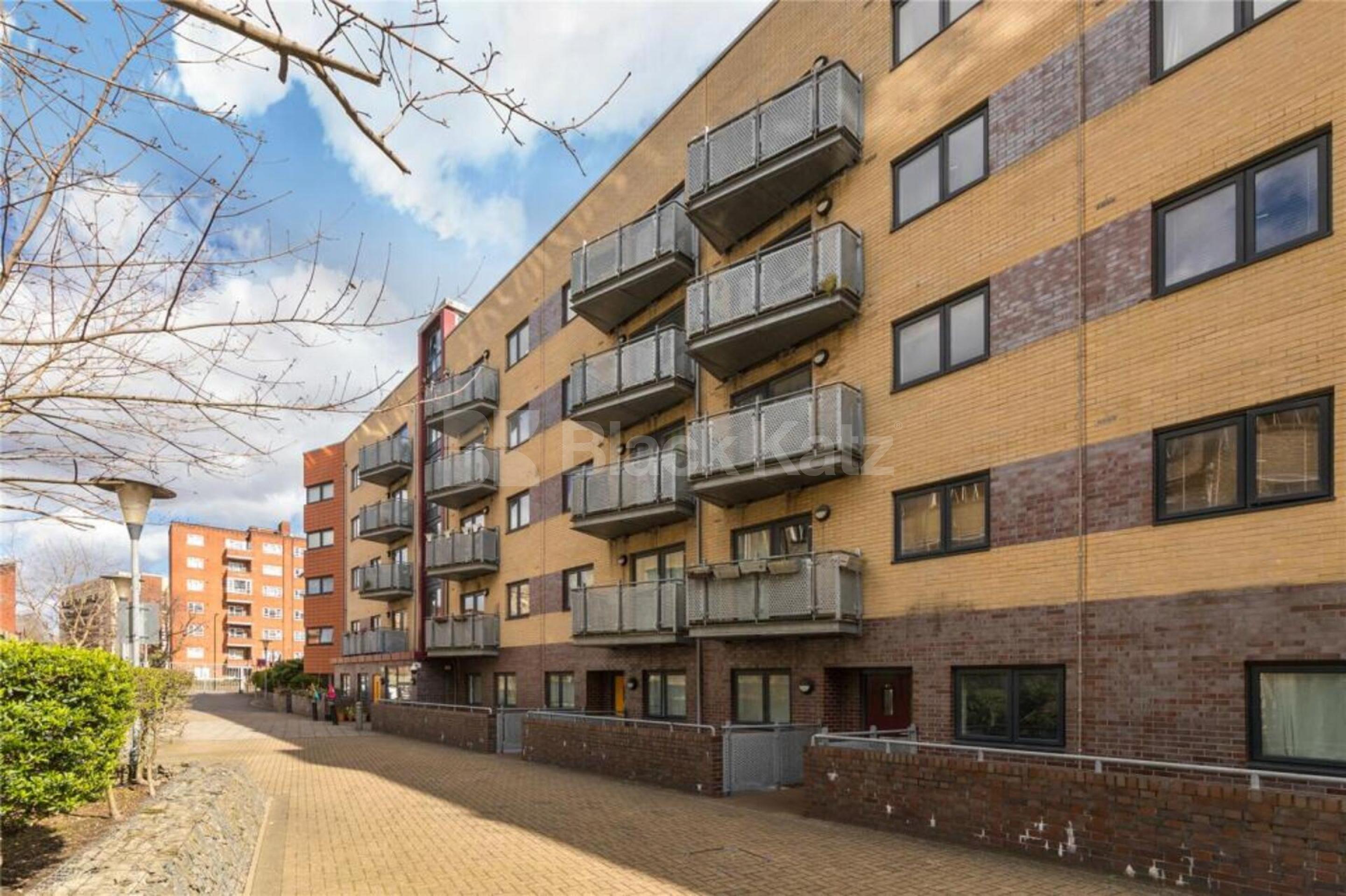 Four bedroom apartment situated within a modern and private gated development Murray Grove, Shoreditch  N1