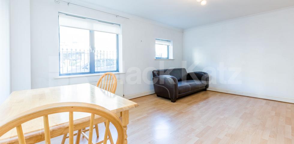 			SPACIOUS 1 BEDROOM FLAT WITH PRIVATE PARKING SPACE, 1 Bedroom, 1 bath, 1 reception Flat			 Tollington Way, HOLLOWAY-ARCHWAY