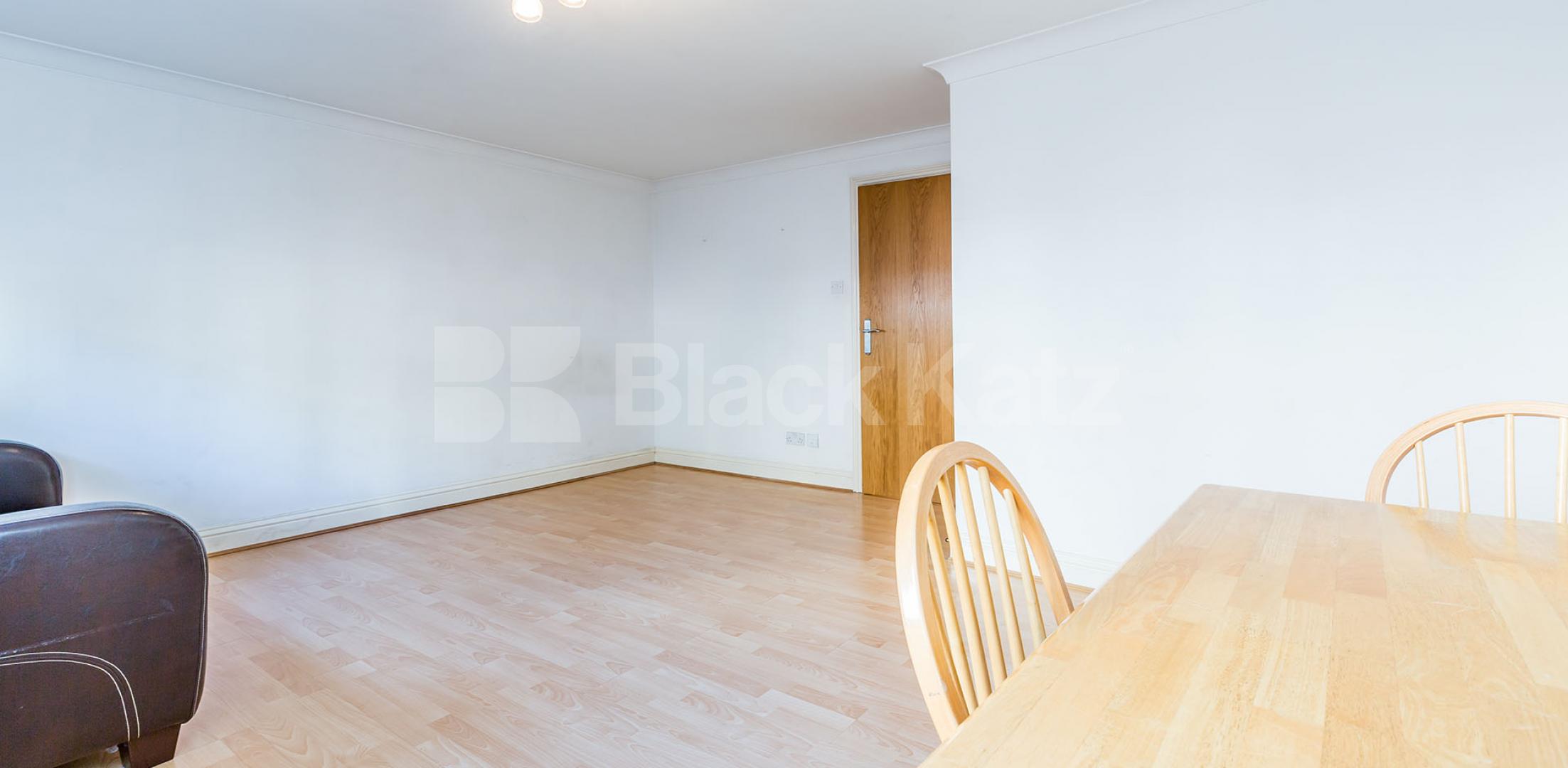 			SPACIOUS 1 BEDROOM FLAT WITH PRIVATE PARKING SPACE, 1 Bedroom, 1 bath, 1 reception Flat			 Tollington Way, HOLLOWAY-ARCHWAY
