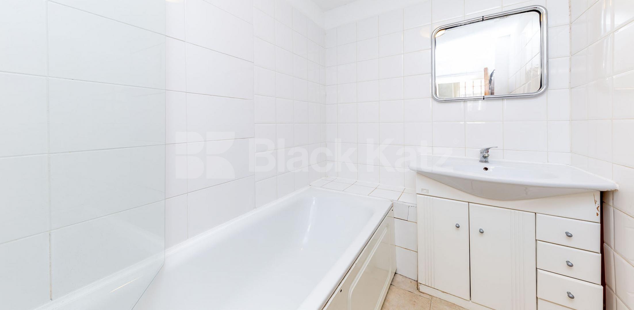 			PERFECT FOR STUDENTS & PROFESSIONALS , 3 Bedroom, 2 bath, 1 reception Flat			 Hungerford Road, York Way / Caledonian Road