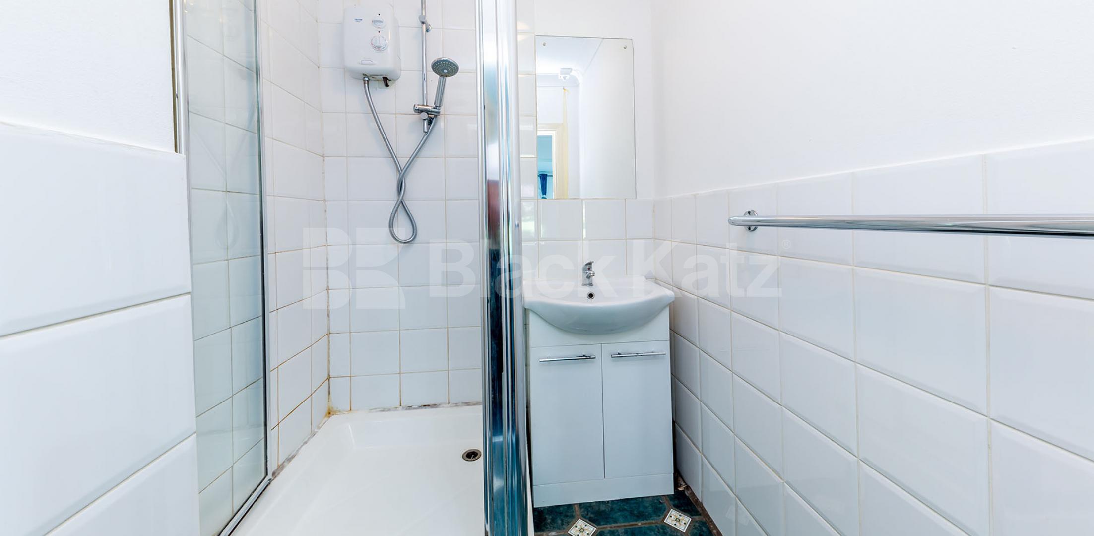 			PERFECT FOR STUDENTS & PROFESSIONALS , 3 Bedroom, 2 bath, 1 reception Flat			 Hungerford Road, York Way / Caledonian Road