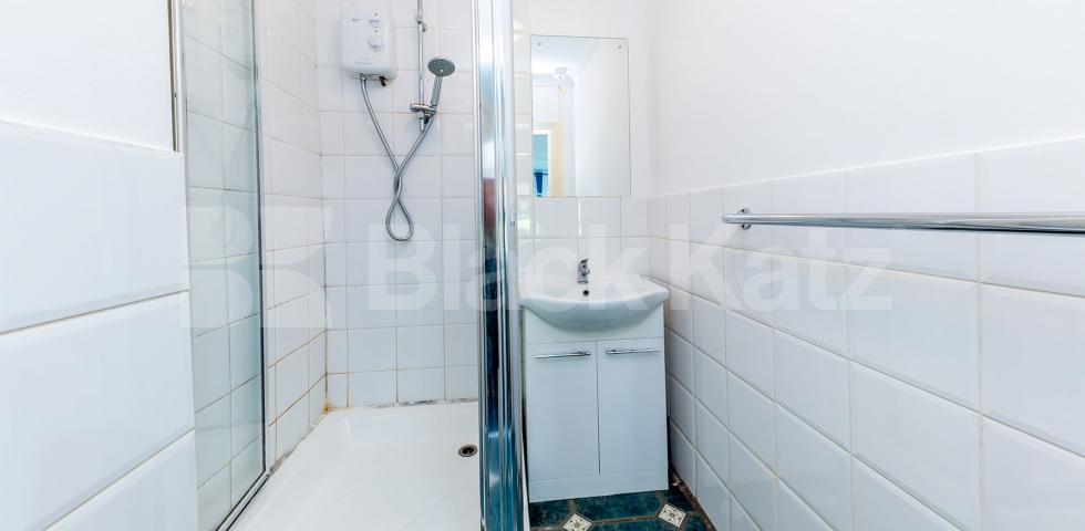 			PERFECT FOR STUDENTS & PROFESSIONALS , 3 Bedroom, 2 bath, 1 reception Flat			 Hungerford Road, York Way / Caledonian Road