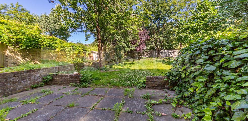 Two bedroom property set on a raised ground floor in a period conversion  Hungerford Road, Caledonian Road