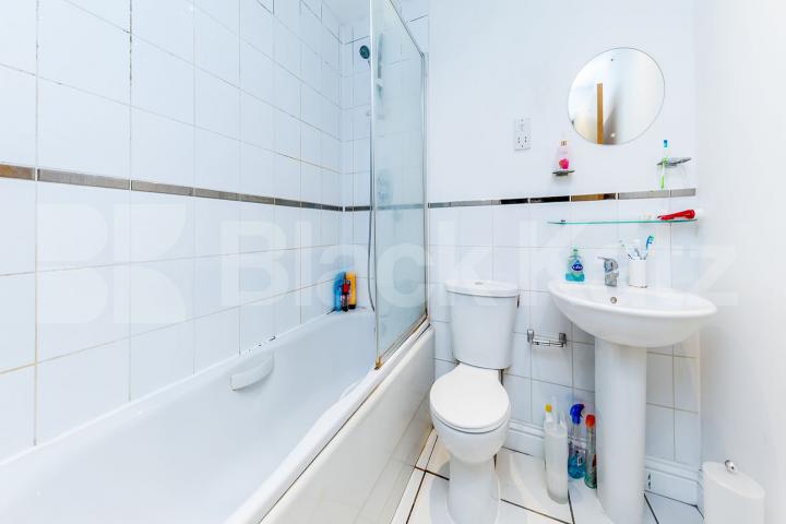 			3 Bedroom, 2 bath, 1 reception Flat			 Manor Gardens, Holloway