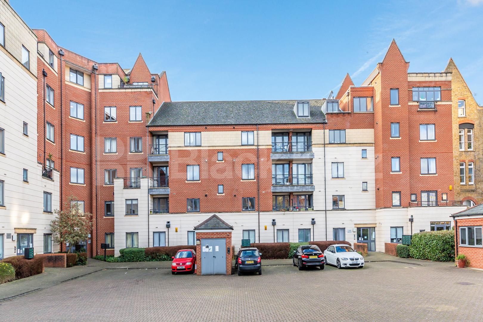 Modern and spacious property set within a gated and private development Manor Gardens, Holloway