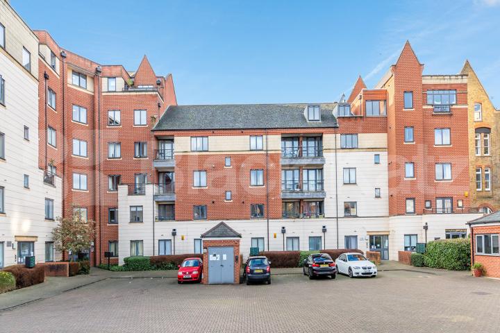 			3 Bedroom, 2 bath, 1 reception Flat			 Manor Gardens, Holloway