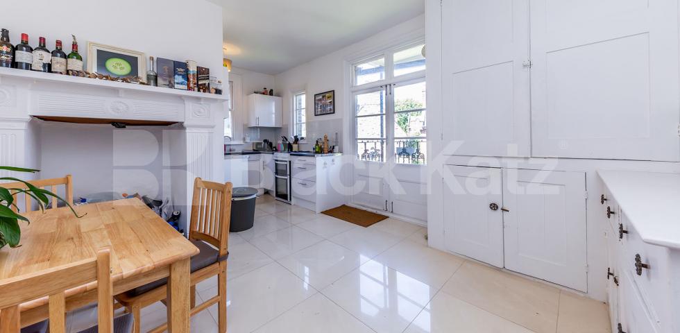 			Spectacular Top Floor Property !!!, 3 Bedroom, 1 bath, 1 reception Flat			 Linden Mansions, Hornsey Lane, Highgate/Archway