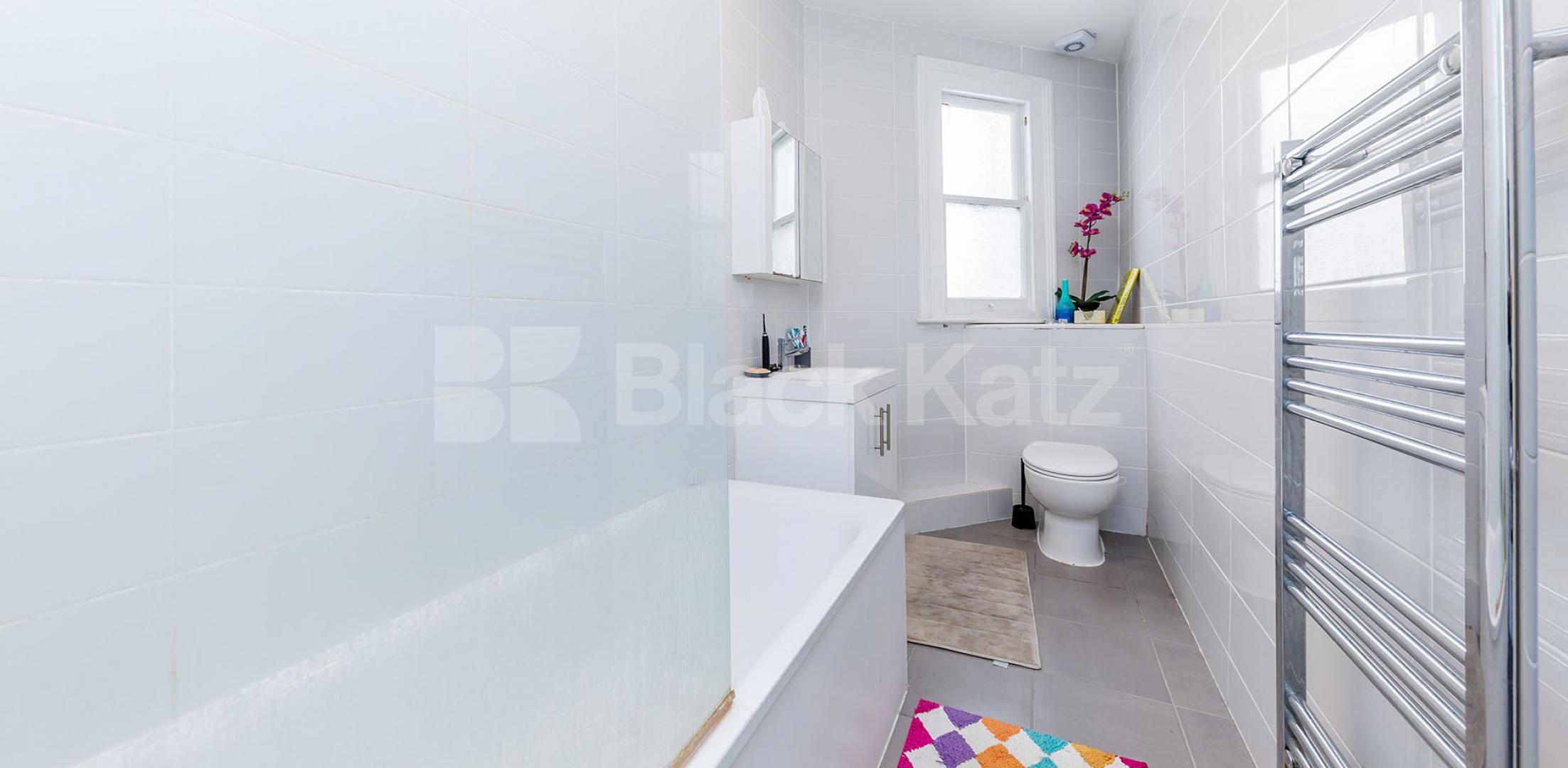 			Spectacular Top Floor Property !!!, 3 Bedroom, 1 bath, 1 reception Flat			 Linden Mansions, Hornsey Lane, Highgate/Archway