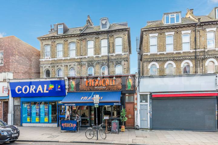 Located minutes to Finsbury Park Station a lovely modern 2 bedroom property Stroud Green Road, Finsbury Park