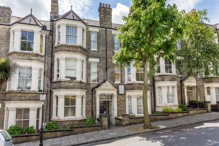 Located within a period conversion situated on the raised ground floor Cathcart Hill, Dartmouth Park