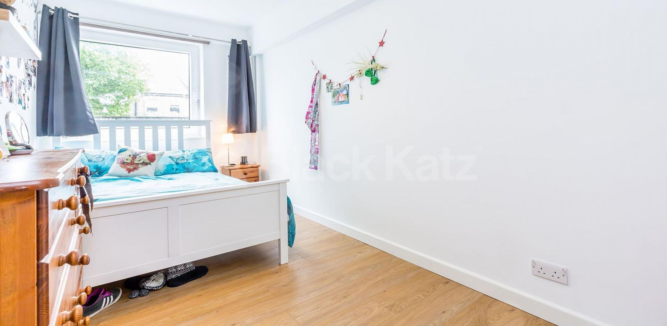 			Fantatstic new instruction , 3 Bedroom, 1 bath, 1 reception Flat			 Viceroy Close, East Finchley