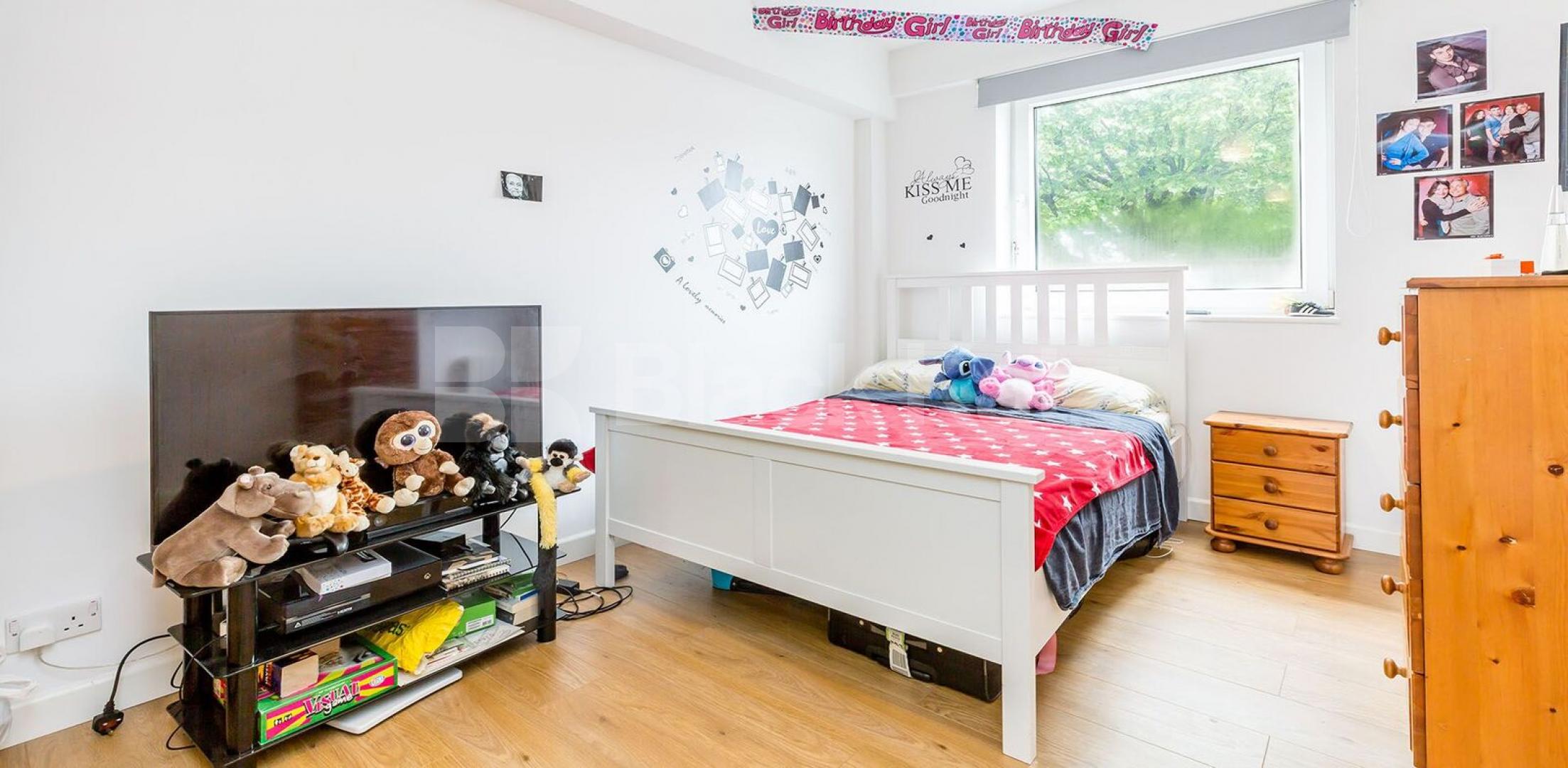 			NEW INSTRUCTION!, 3 Bedroom, 1 bath, 1 reception Flat			 Viceroy Close, East Finchley