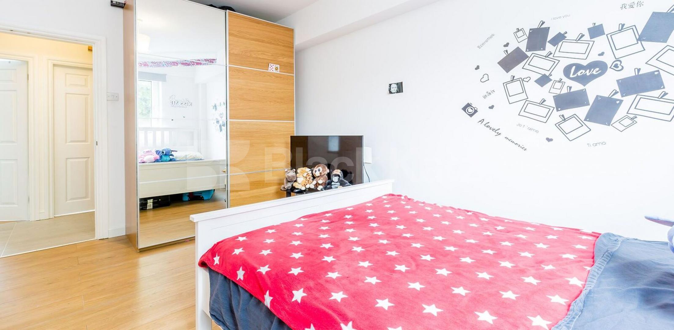 			Fantatstic new instruction , 3 Bedroom, 1 bath, 1 reception Flat			 Viceroy Close, East Finchley