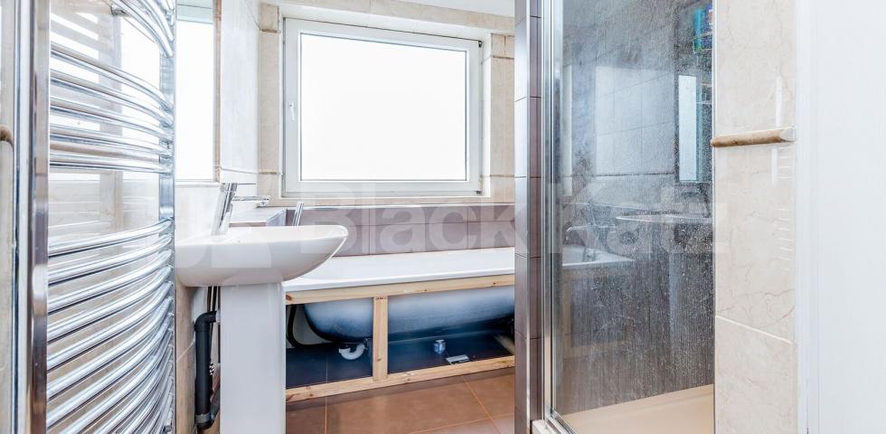 			Fantatstic new instruction , 3 Bedroom, 1 bath, 1 reception Flat			 Viceroy Close, East Finchley