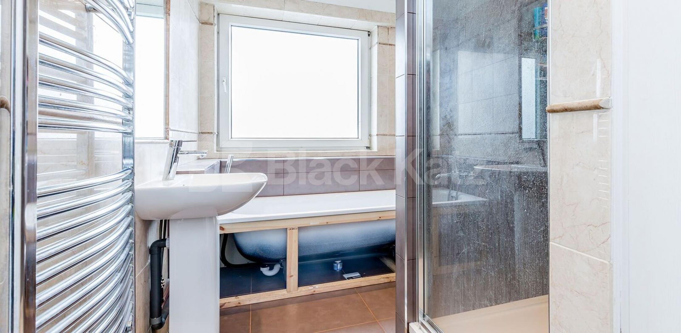 			NEW INSTRUCTION!, 3 Bedroom, 1 bath, 1 reception Flat			 Viceroy Close, East Finchley