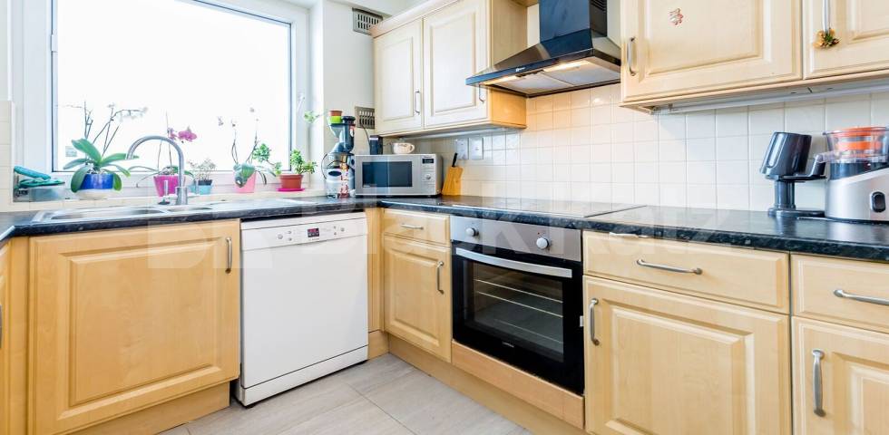 			NEW INSTRUCTION!, 3 Bedroom, 1 bath, 1 reception Flat			 Viceroy Close, East Finchley