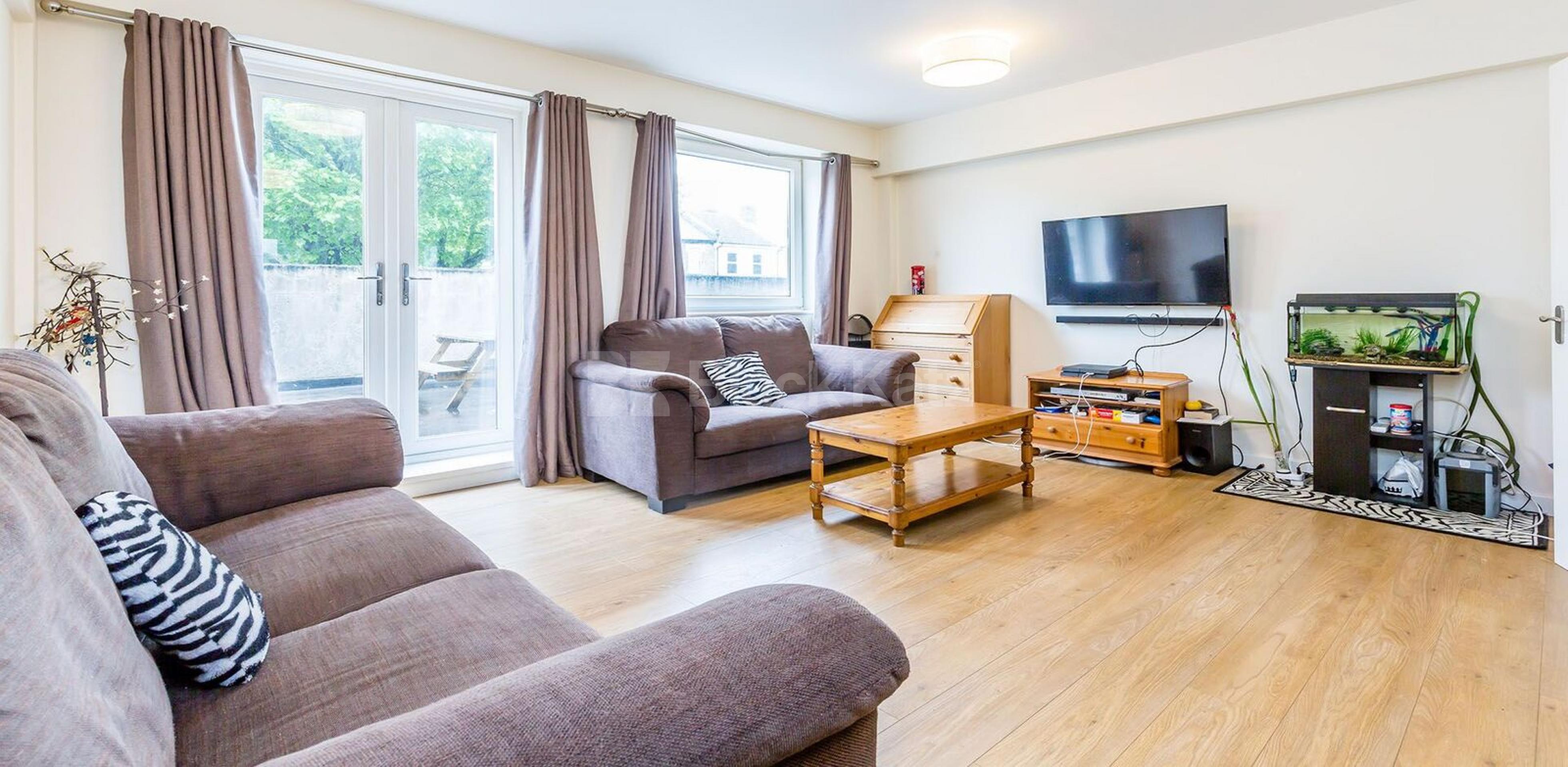 			Fantatstic new instruction , 3 Bedroom, 1 bath, 1 reception Flat			 Viceroy Close, East Finchley N2
