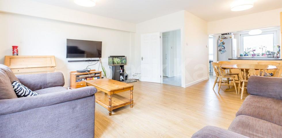 			NEW INSTRUCTION!, 3 Bedroom, 1 bath, 1 reception Flat			 Viceroy Close, East Finchley