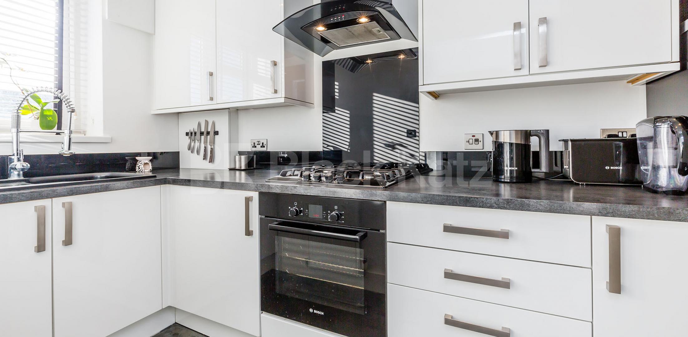 			STUNNING 2 BEDROOM FLAT IN A MANSION BLOCK BY ANGEL TUBE STATION, 2 Bedroom, 1 bath, 1 reception Flat			 Pentonville Road, ANGEL-ISLINGTON-KING'S CROSS