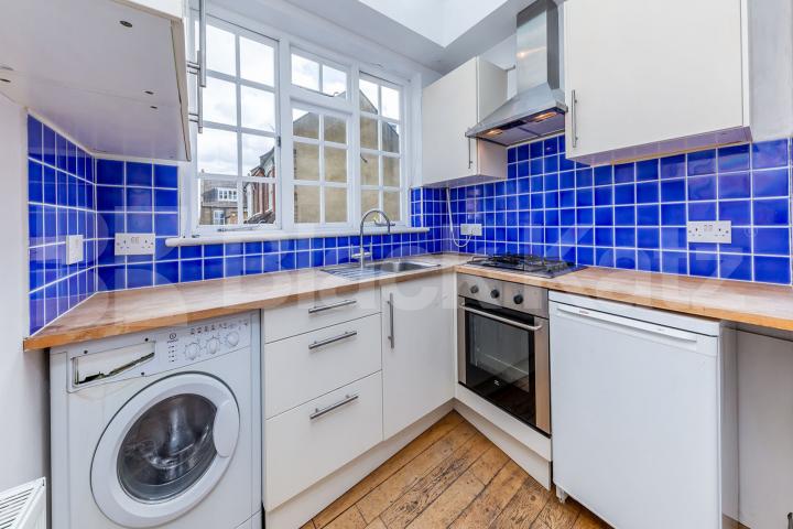 First floor 2 double bedroom property located only a short walk to Finsbury Park Mount Pleasant Cresent , Stroud Green