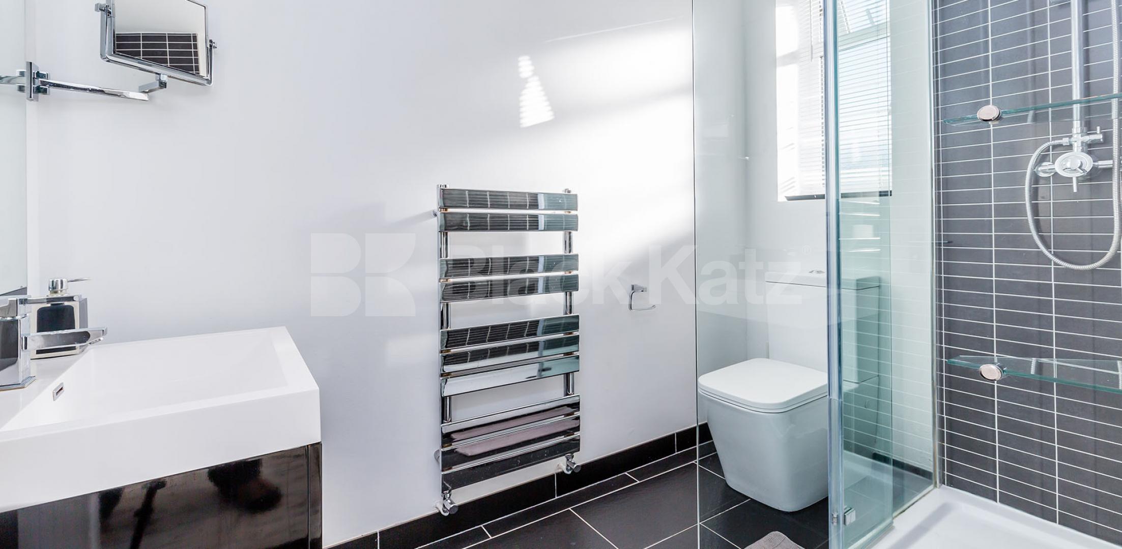 			STUNNING 2 BEDROOM FLAT IN A MANSION BLOCK BY ANGEL TUBE STATION, 2 Bedroom, 1 bath, 1 reception Flat			 Pentonville Road, ANGEL-ISLINGTON-KING'S CROSS