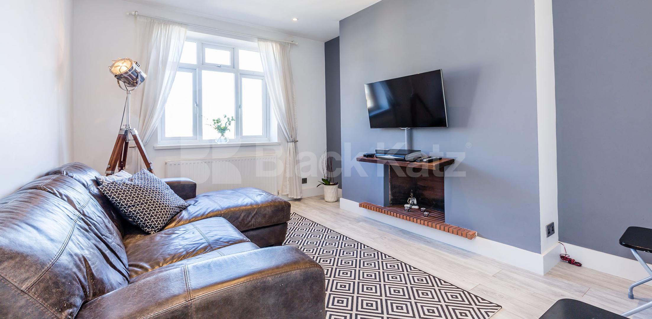 			STUNNING 2 BEDROOM FLAT IN A MANSION BLOCK BY ANGEL TUBE STATION, 2 Bedroom, 1 bath, 1 reception Flat			 Pentonville Road, ANGEL-ISLINGTON-KING'S CROSS