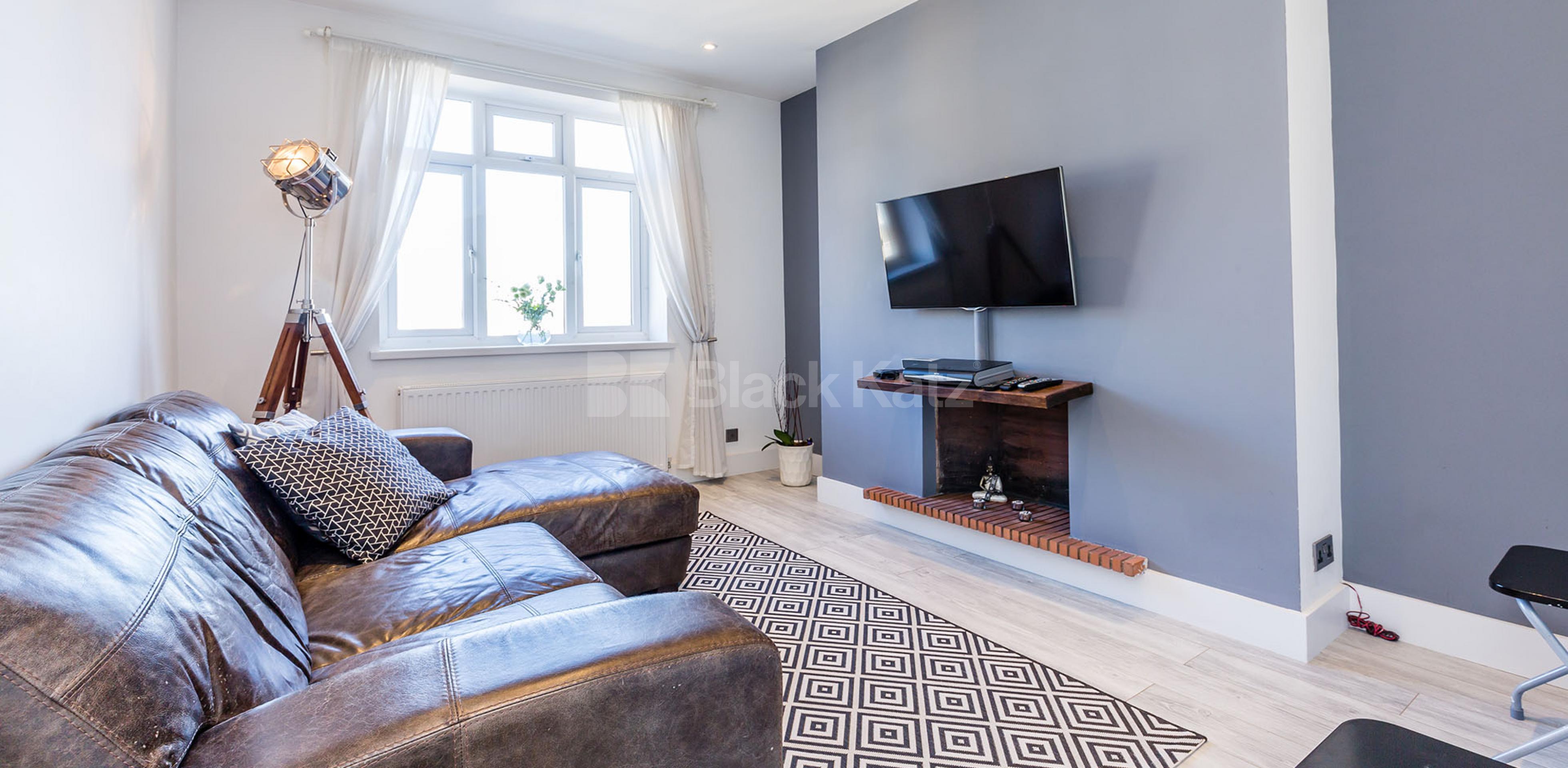 			STUNNING 2 BEDROOM FLAT IN A MANSION BLOCK BY ANGEL TUBE STATION, 2 Bedroom, 1 bath, 1 reception Flat			 Pentonville Road, ANGEL-ISLINGTON-KING'S CROSS N1