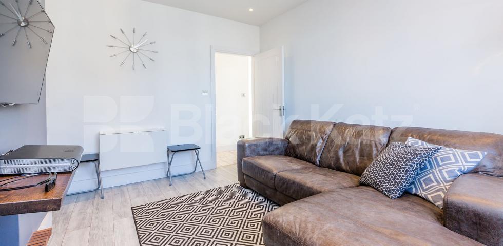 			STUNNING 2 BEDROOM FLAT IN A MANSION BLOCK BY ANGEL TUBE STATION, 2 Bedroom, 1 bath, 1 reception Flat			 Pentonville Road, ANGEL-ISLINGTON-KING'S CROSS