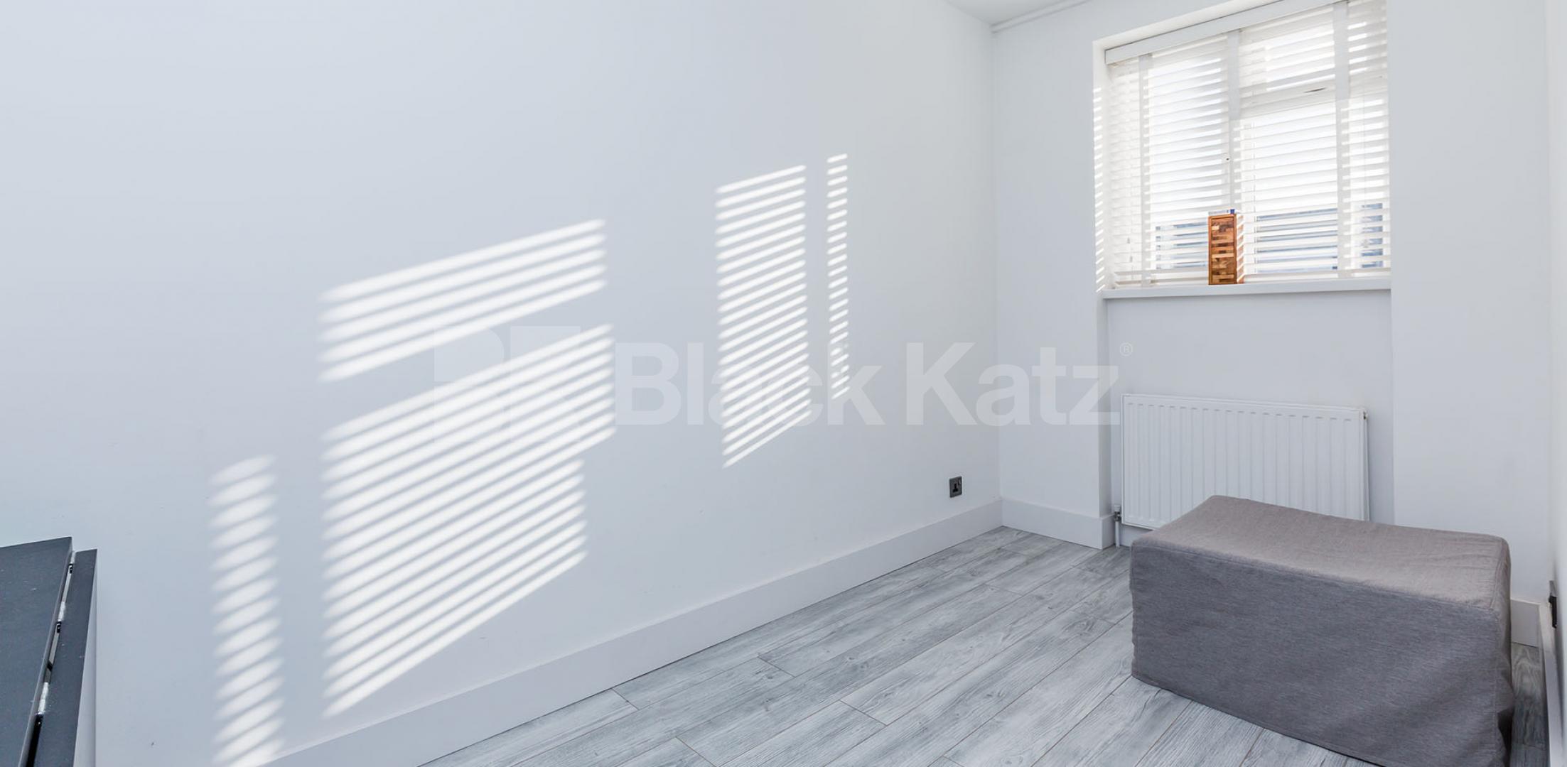 			STUNNING 2 BEDROOM FLAT IN A MANSION BLOCK BY ANGEL TUBE STATION, 2 Bedroom, 1 bath, 1 reception Flat			 Pentonville Road, ANGEL-ISLINGTON-KING'S CROSS