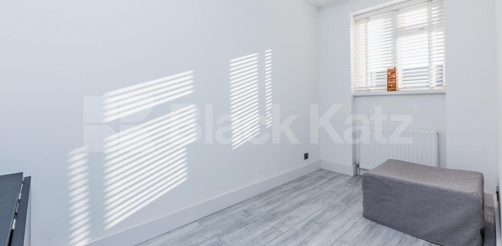 			STUNNING 2 BEDROOM FLAT IN A MANSION BLOCK BY ANGEL TUBE STATION, 2 Bedroom, 1 bath, 1 reception Flat			 Pentonville Road, ANGEL-ISLINGTON-KING'S CROSS