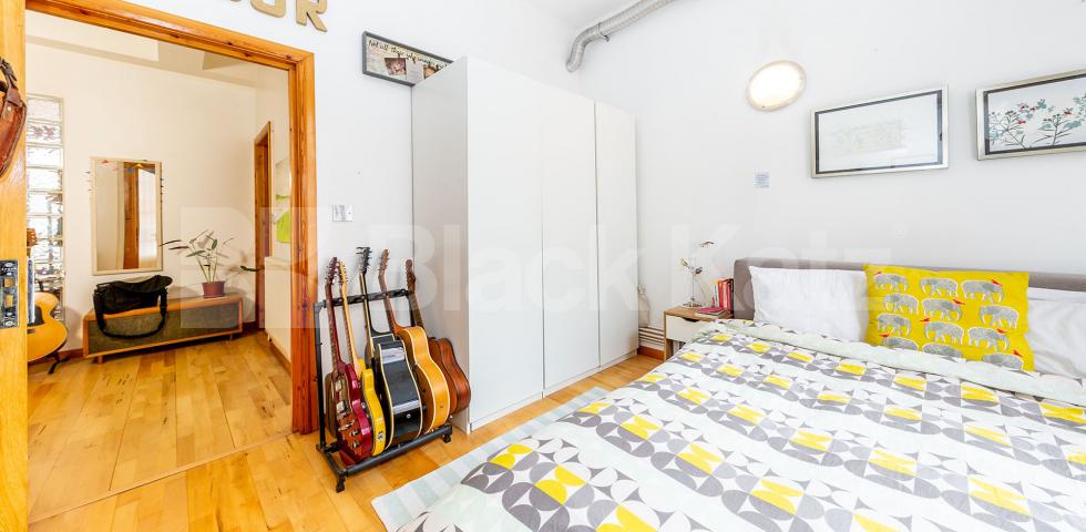 			WAREHOUSE CONVERSION, 2 Bedroom, 1 bath, 1 reception Flat			 Dove Road, ISLINGTON/CANONBURY